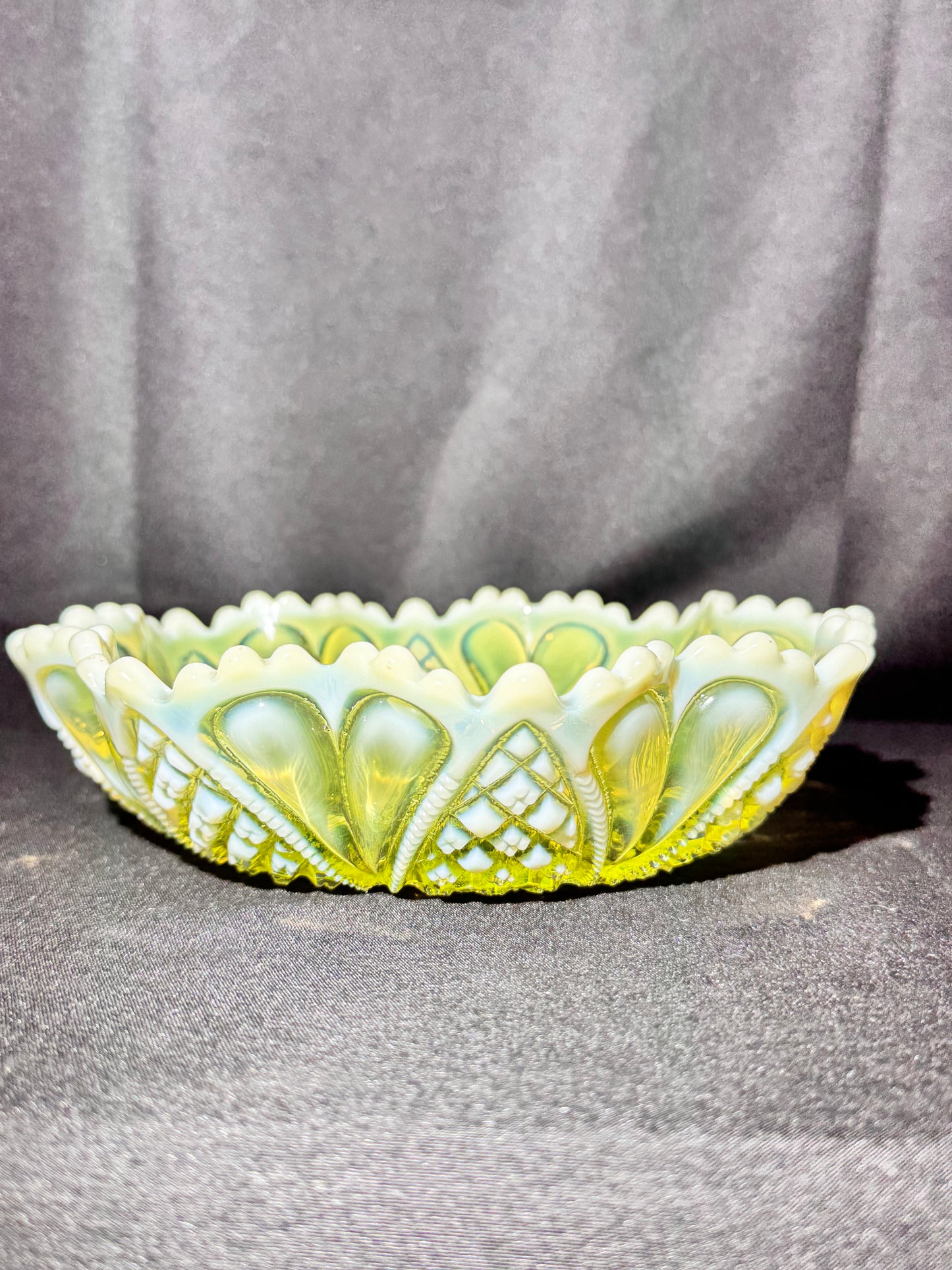 George Davidson “William & Mary” Pattern 7″ round Bowl / Candy Dish — Uranium Adolescent Pearline