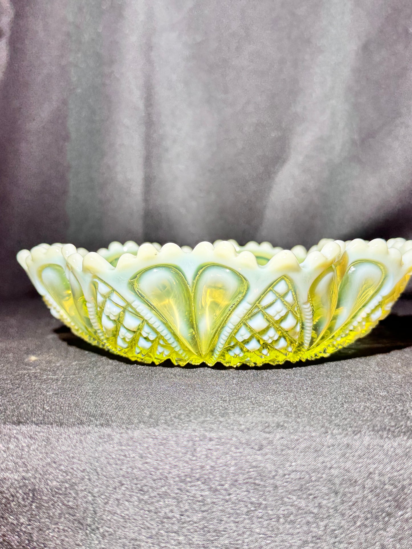 George Davidson “William & Mary” Pattern 7″ round Bowl / Candy Dish — Uranium Adolescent Pearline