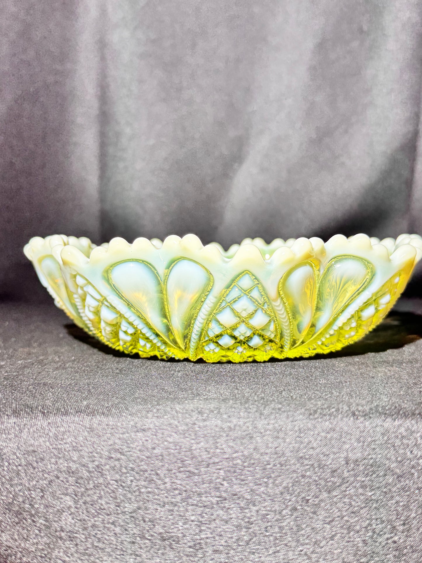 George Davidson “William & Mary” Pattern 7″ round Bowl / Candy Dish — Uranium Adolescent Pearline