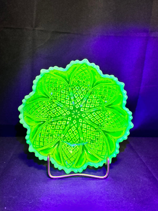 George Davidson “William & Mary” Pattern 7″ round Bowl / Candy Dish — Uranium Adolescent Pearline