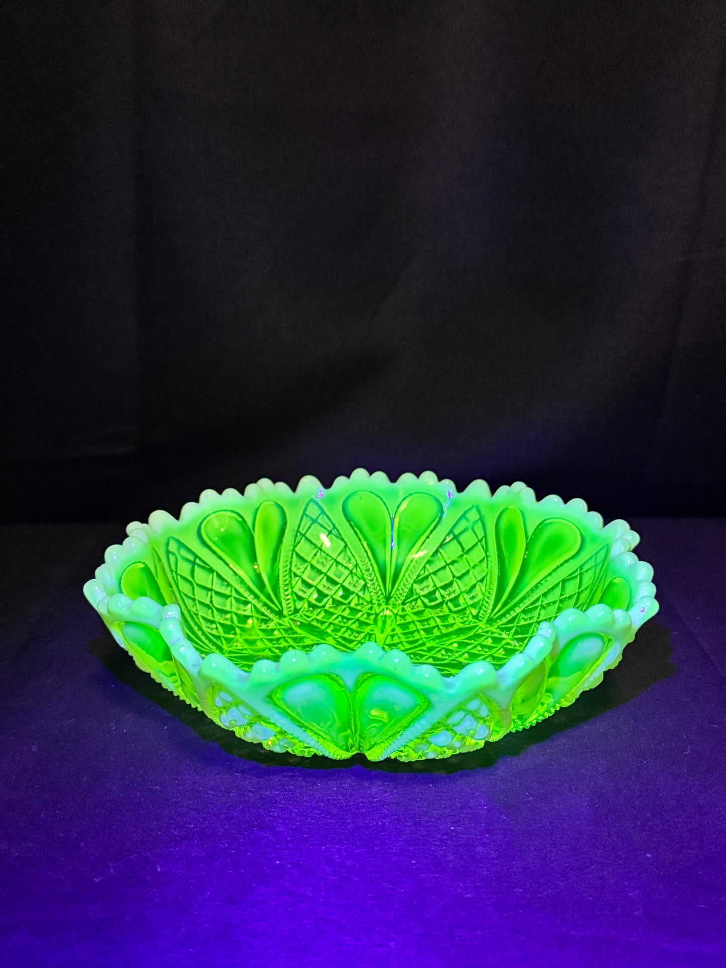 George Davidson “William & Mary” Pattern 7″ round Bowl / Candy Dish — Uranium Adolescent Pearline