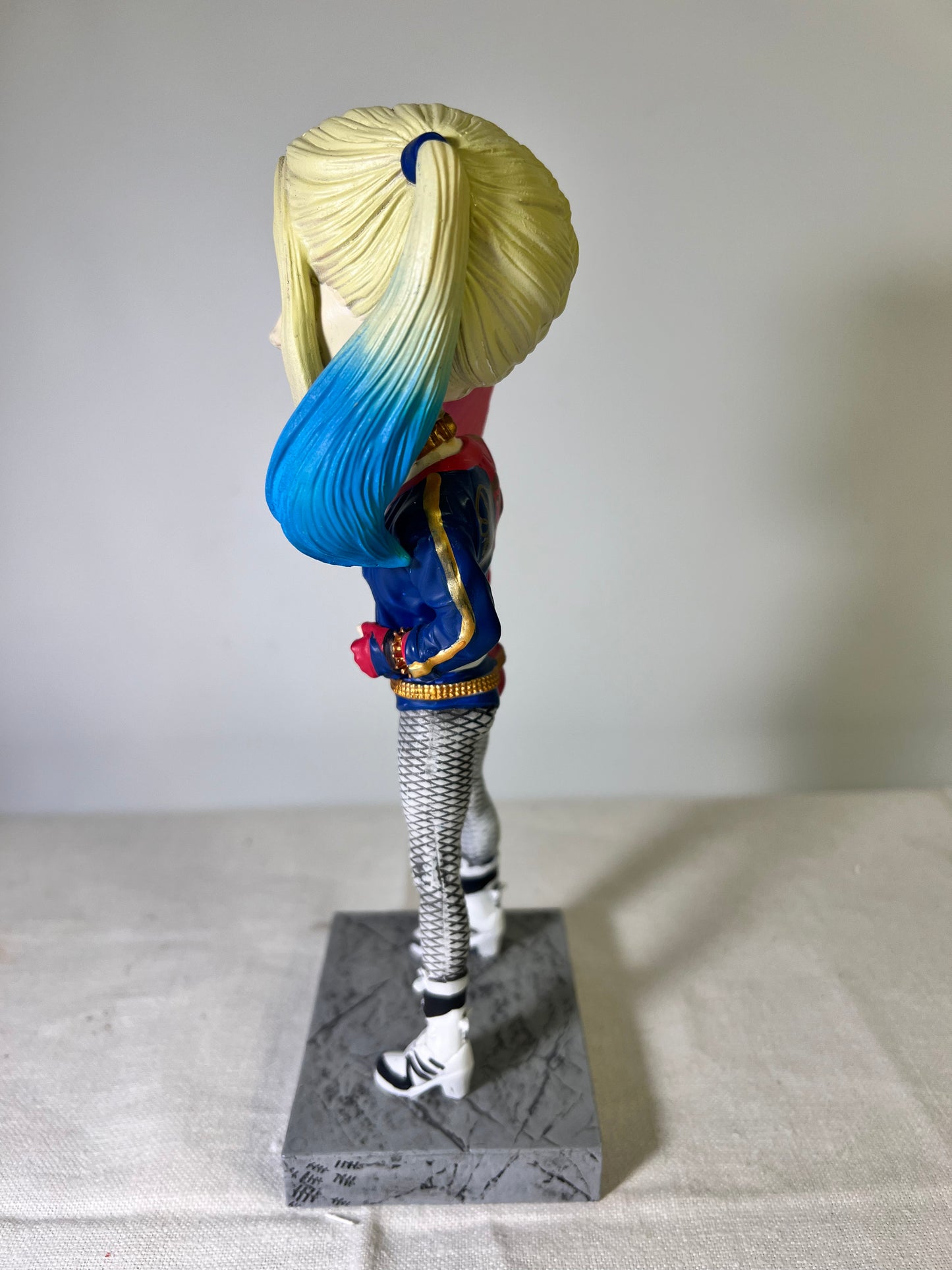 Harley Quinn- 8 1/2” bobble head- NECA-suicide squad-DC comics-Warner Brothers