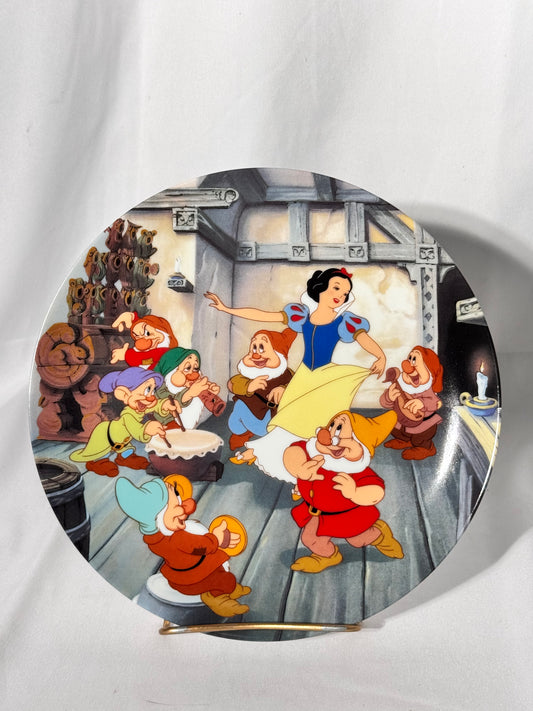 Snow White, and the seven dwarfs-collector plate -Knowles- Disney- the dance of Snow White and the seven dwarfs-original box with certificate