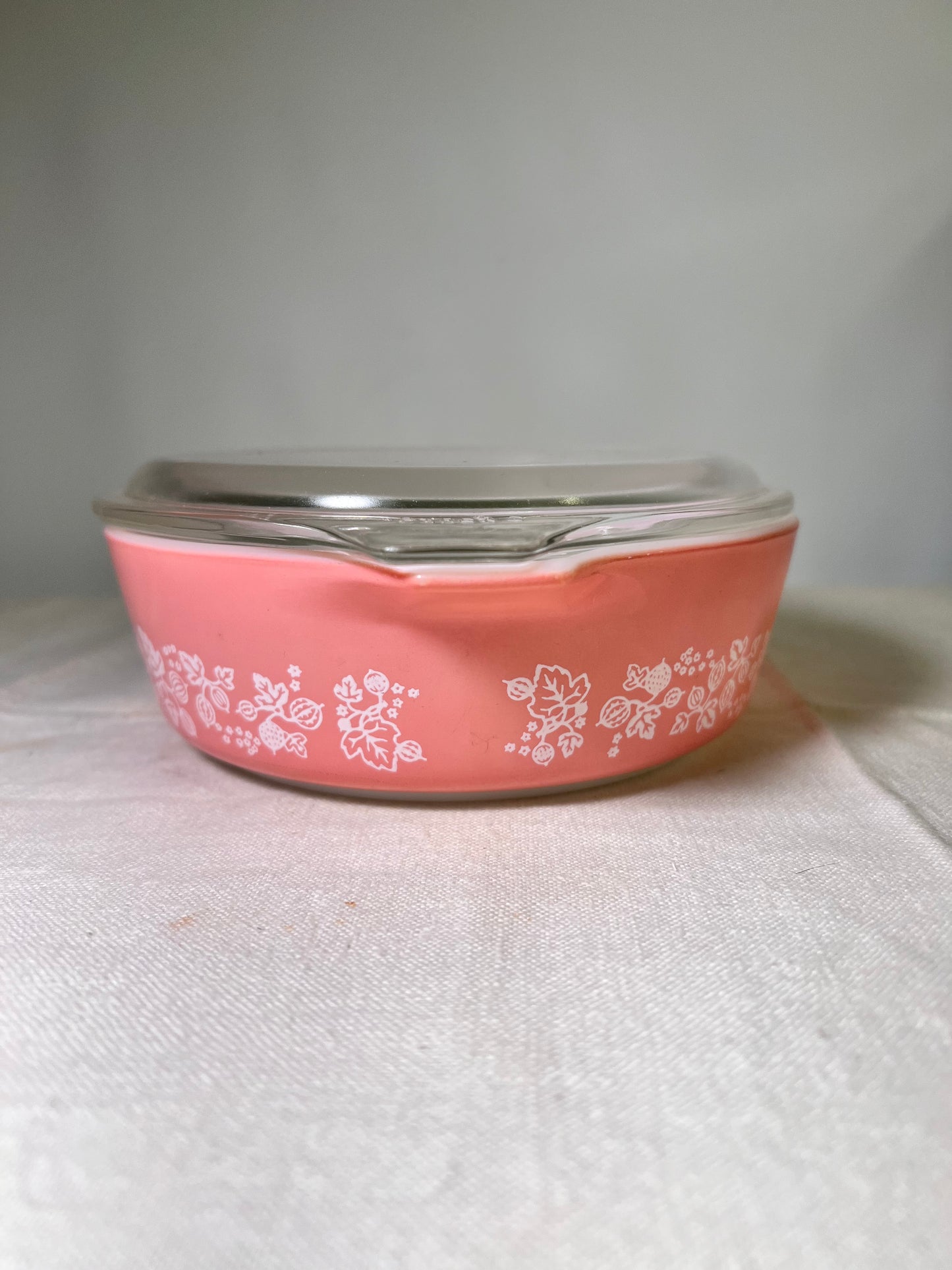 Pyrex- pink gooseberry- 1pt. -471 with lid 470-C 24