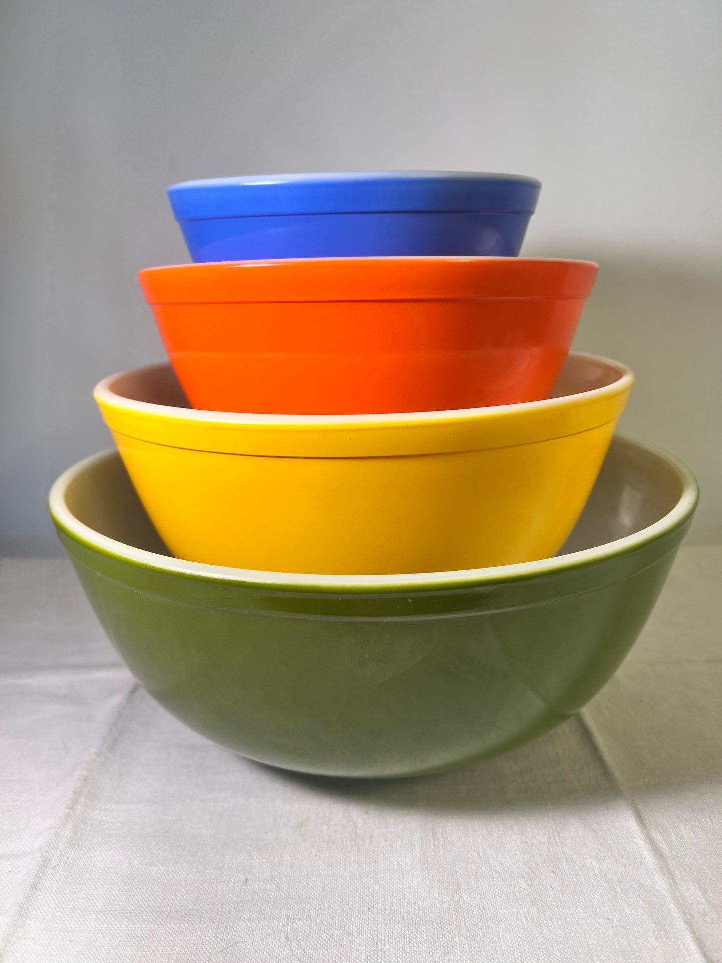 PYREX- Set of 4 nesting bowls-Blue 1 1/2pt. orange 1 1/2qt. Yellow 2 1/2qt. Green 4qt. - Original Box