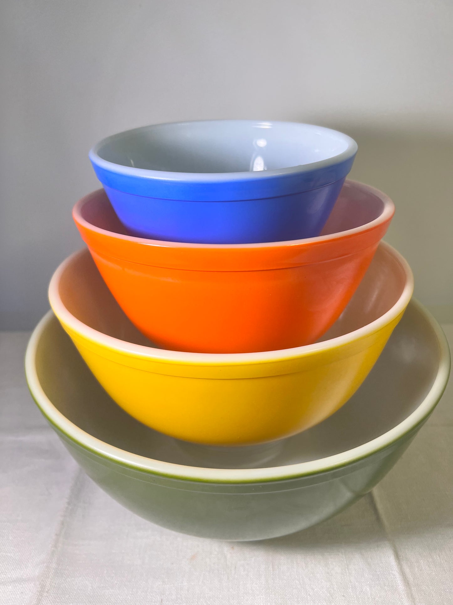 PYREX- Set of 4 nesting bowls-Blue 1 1/2pt. orange 1 1/2qt. Yellow 2 1/2qt. Green 4qt. - Original Box