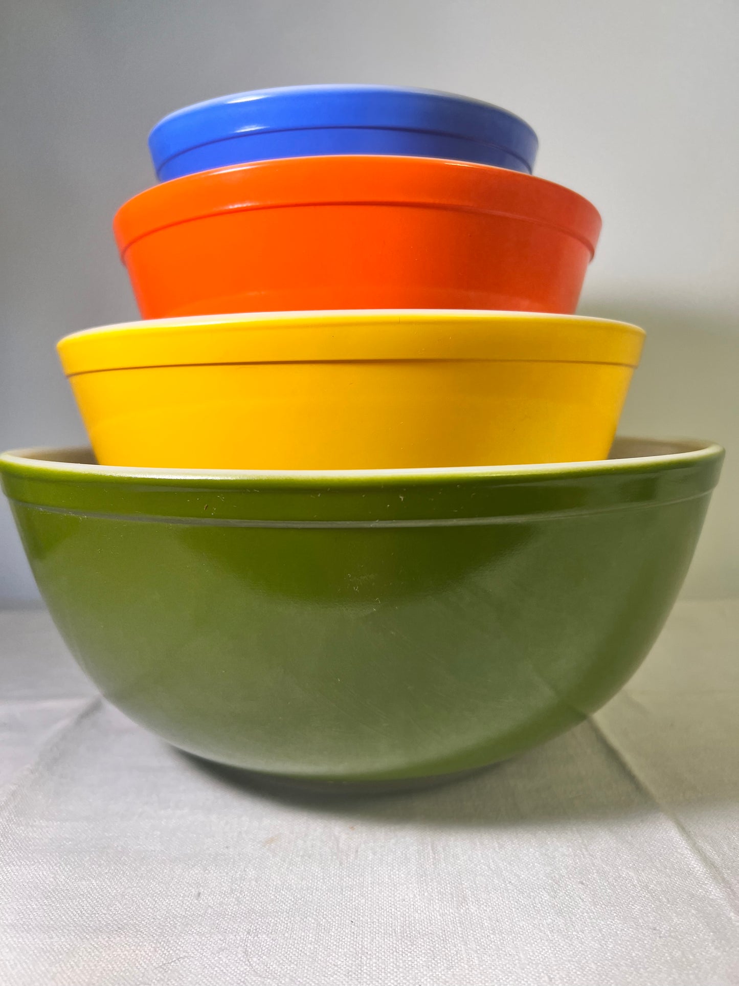 PYREX- Set of 4 nesting bowls-Blue 1 1/2pt. orange 1 1/2qt. Yellow 2 1/2qt. Green 4qt. - Original Box