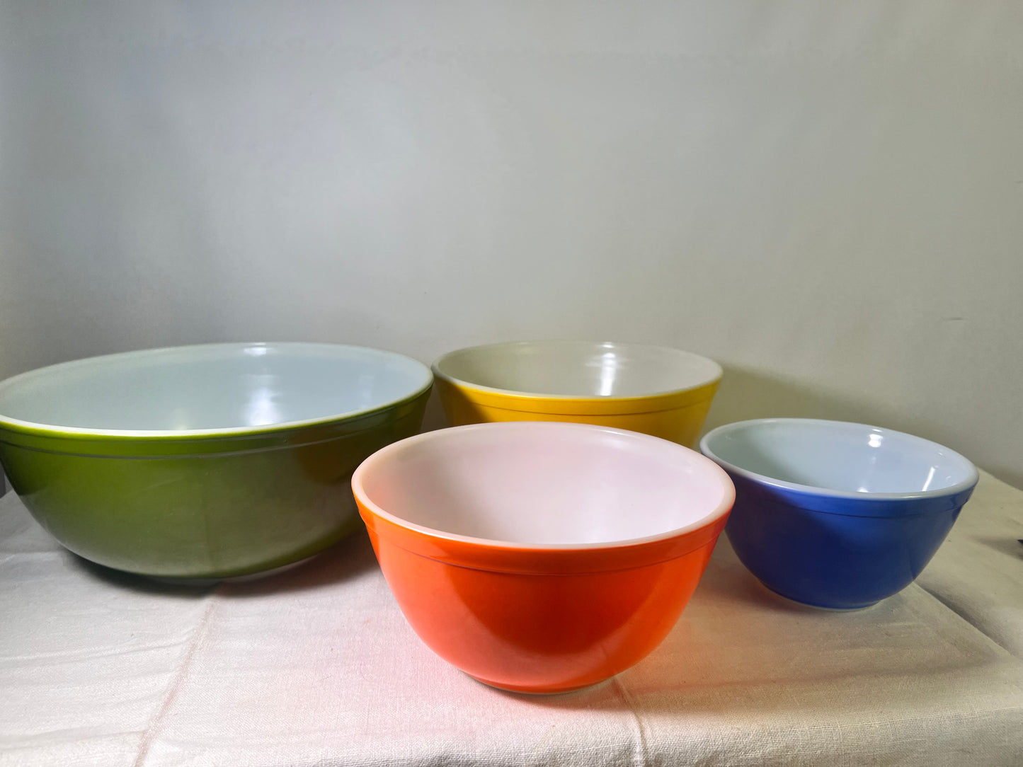 PYREX- Set of 4 nesting bowls-Blue 1 1/2pt. orange 1 1/2qt. Yellow 2 1/2qt. Green 4qt. - Original Box