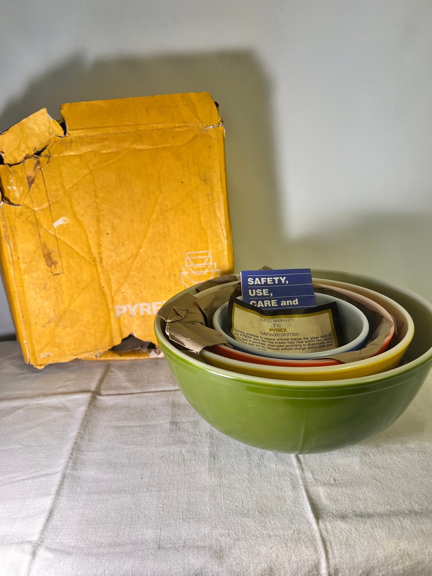 PYREX- Set of 4 nesting bowls-Blue 1 1/2pt. orange 1 1/2qt. Yellow 2 1/2qt. Green 4qt. - Original Box