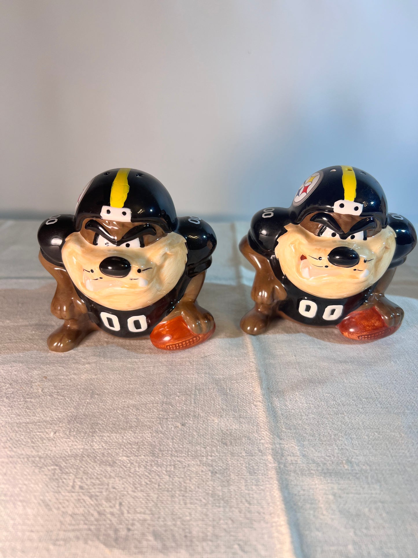 Taz - 3 1/2” salt and pepper shakers- NFL Team- Steelers- Looney Tunes- Warner Brothers - 1993