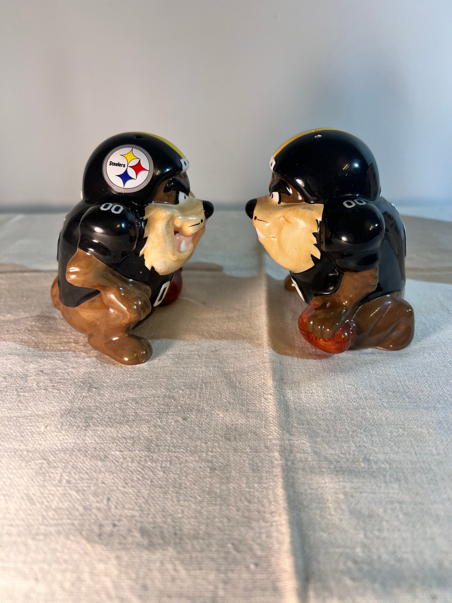 Taz - 3 1/2” salt and pepper shakers- NFL Team- Steelers- Looney Tunes- Warner Brothers - 1993