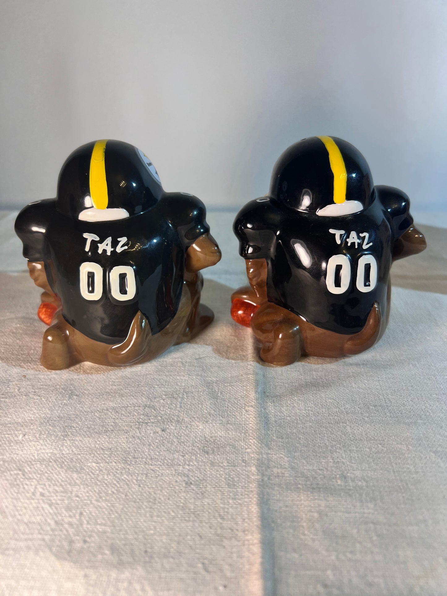 Taz - 3 1/2” salt and pepper shakers- NFL Team- Steelers- Looney Tunes- Warner Brothers - 1993