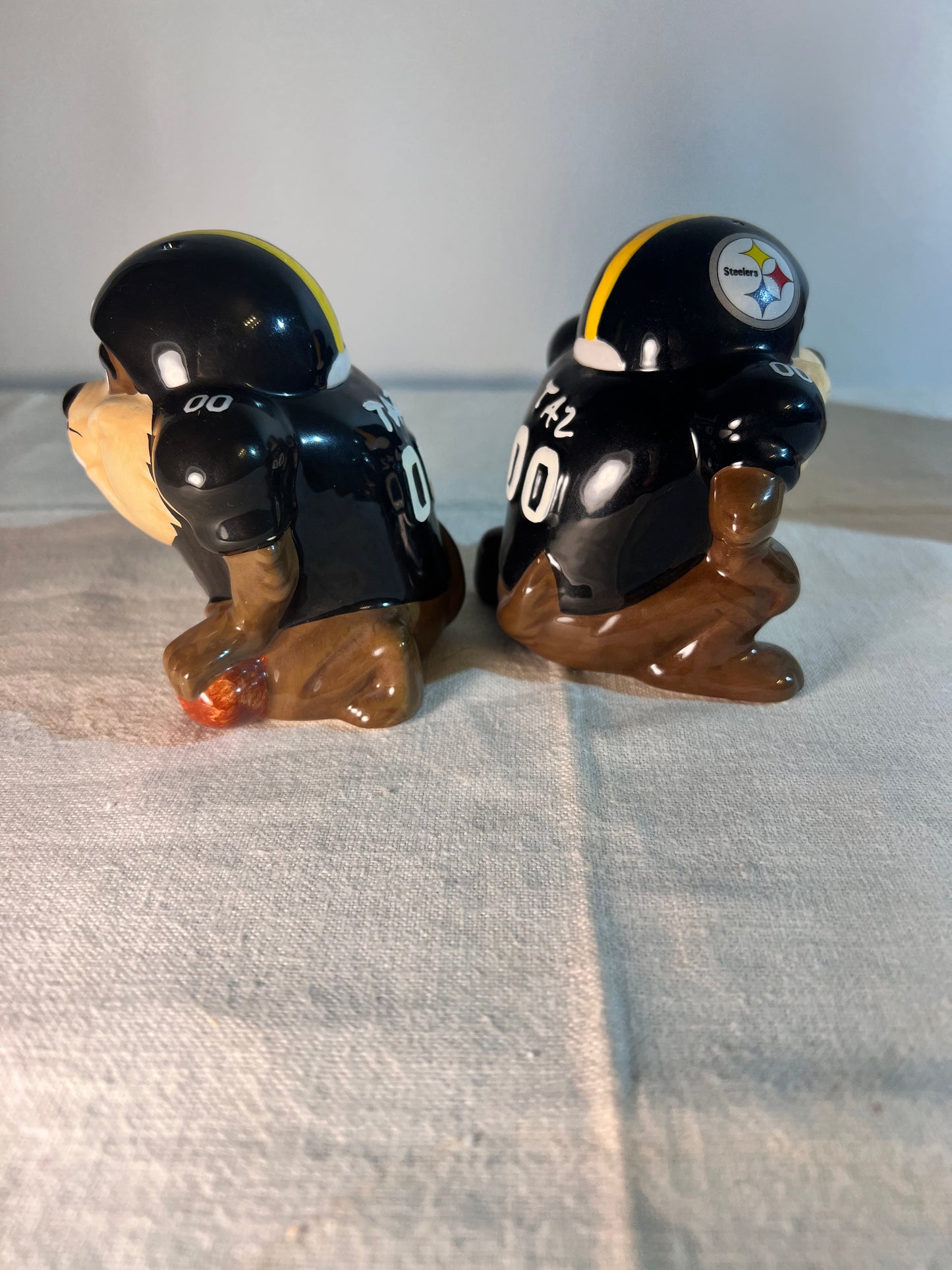 Taz - 3 1/2” salt and pepper shakers- NFL Team- Steelers- Looney Tunes- Warner Brothers - 1993