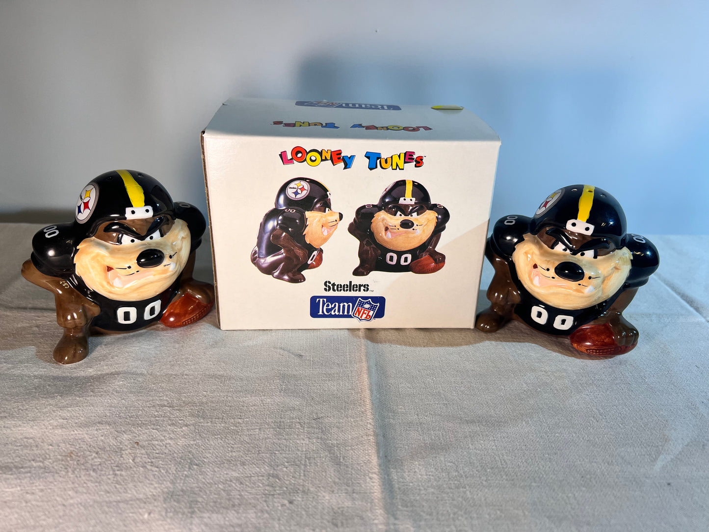 Taz - 3 1/2” salt and pepper shakers- NFL Team- Steelers- Looney Tunes- Warner Brothers - 1993