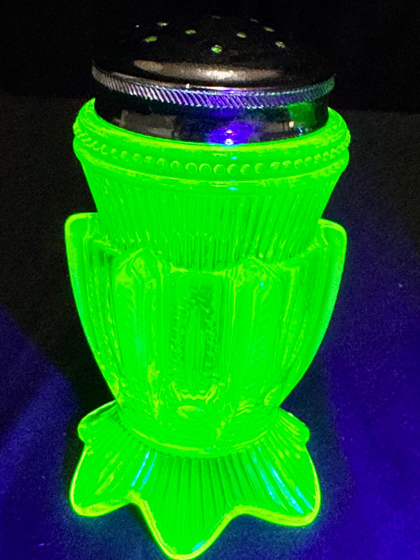 Uranium- Fenton- Cactus- salt and pepper shakers with lids - Topaz Opalescent