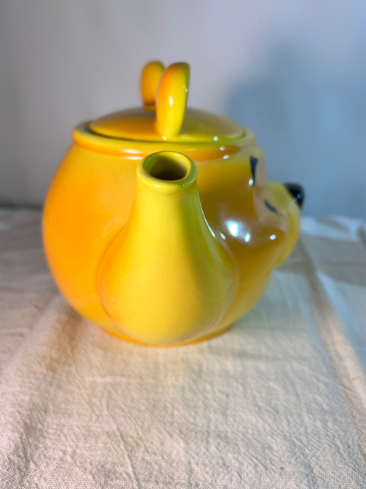 Winnie the Pooh- 5.5” teapot - Disney Showcase - Cardew Design- year edition 2000