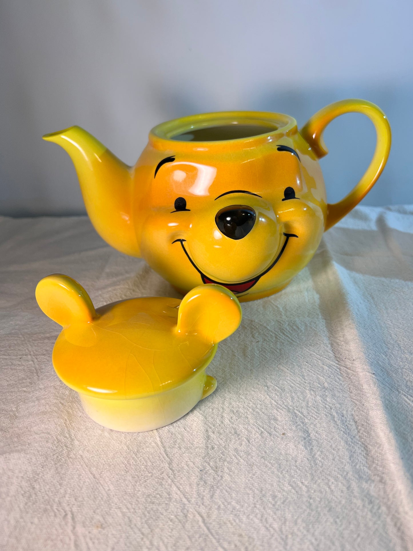 Winnie the Pooh- 5.5” teapot - Disney Showcase - Cardew Design- year edition 2000