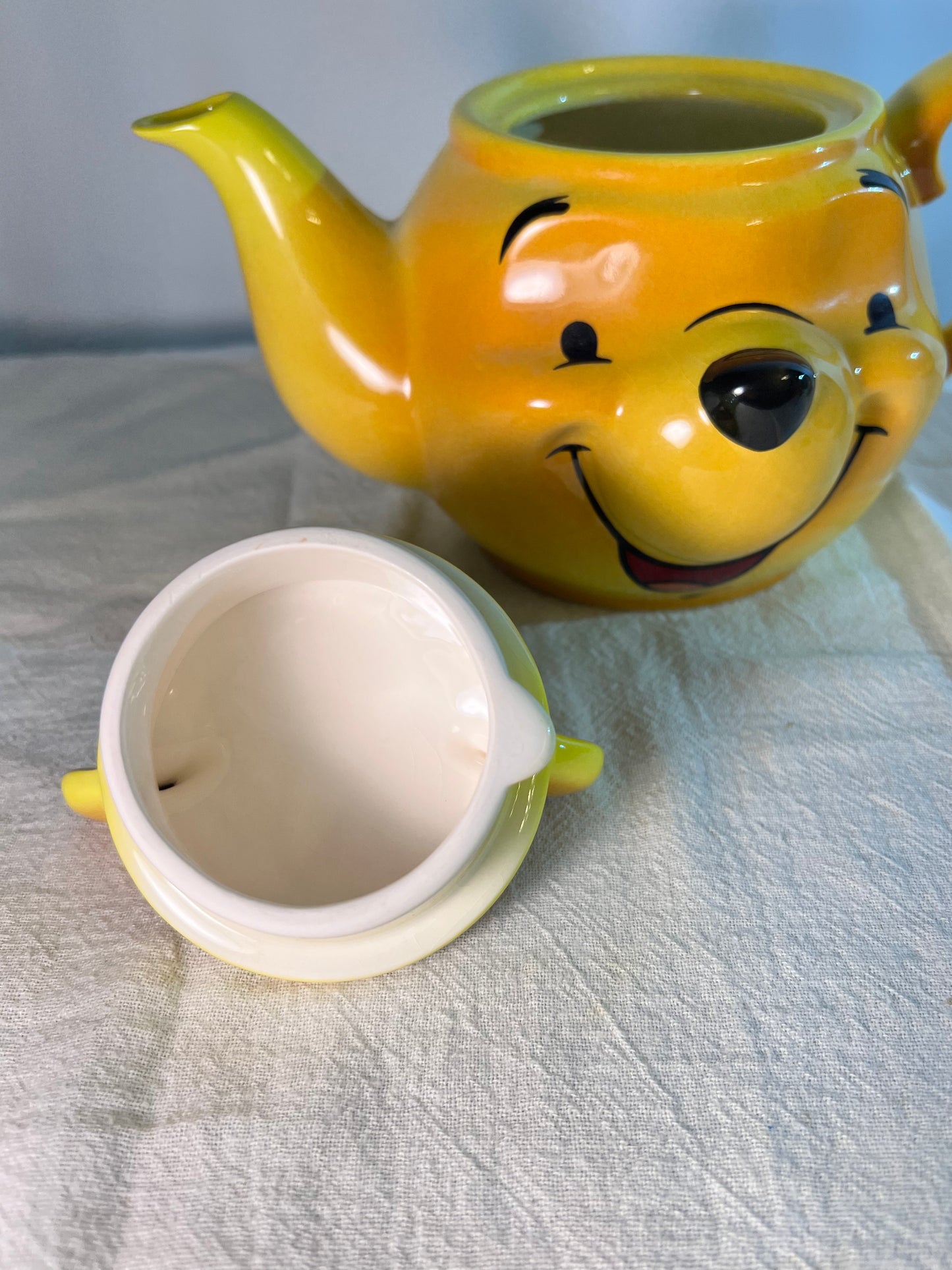 Winnie the Pooh- 5.5” teapot - Disney Showcase - Cardew Design- year edition 2000