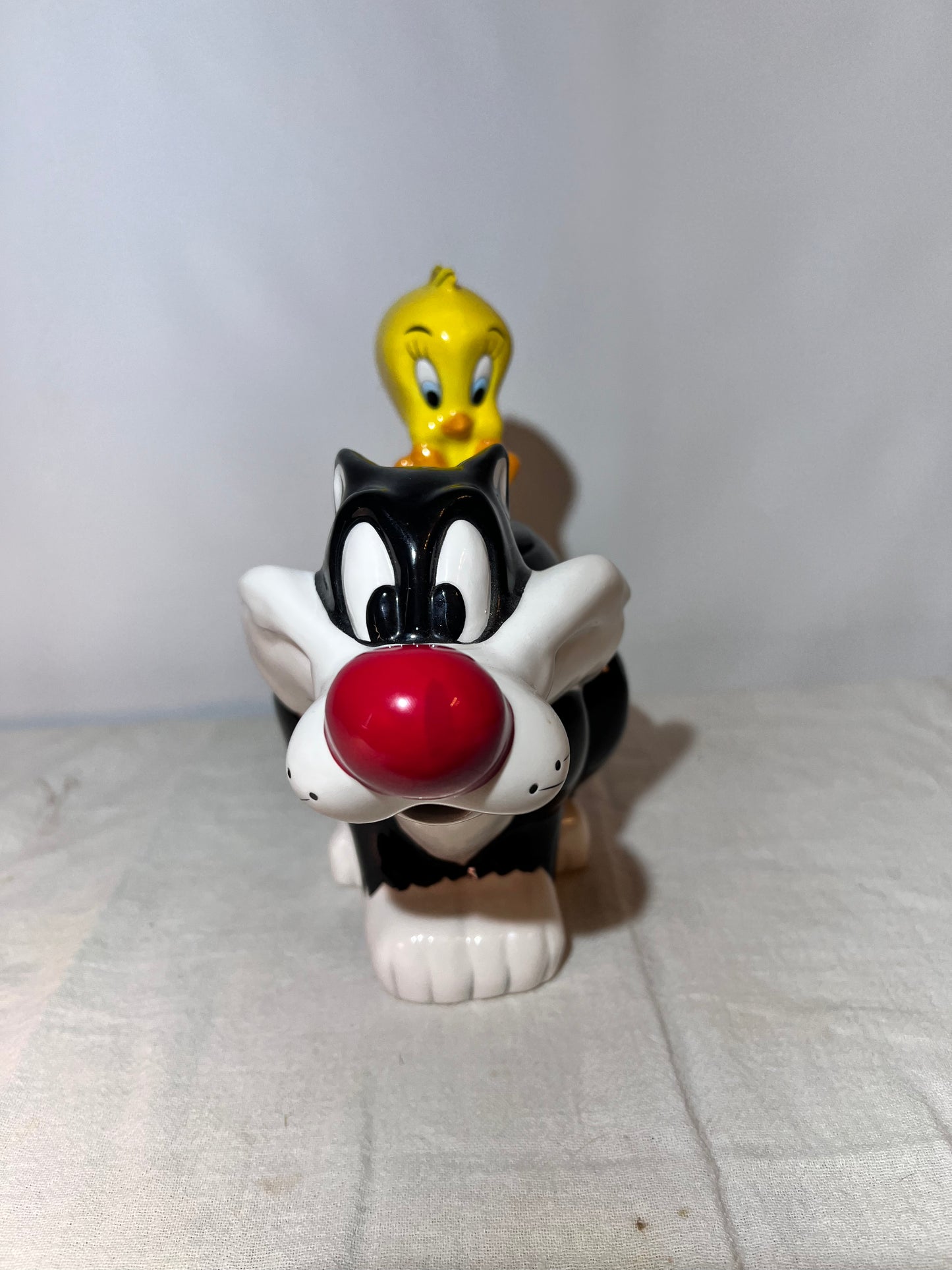Sylvester and Tweety 8 inch teapot-Looney Tunes-Warner Brothers 1994-small chip on underside of lid