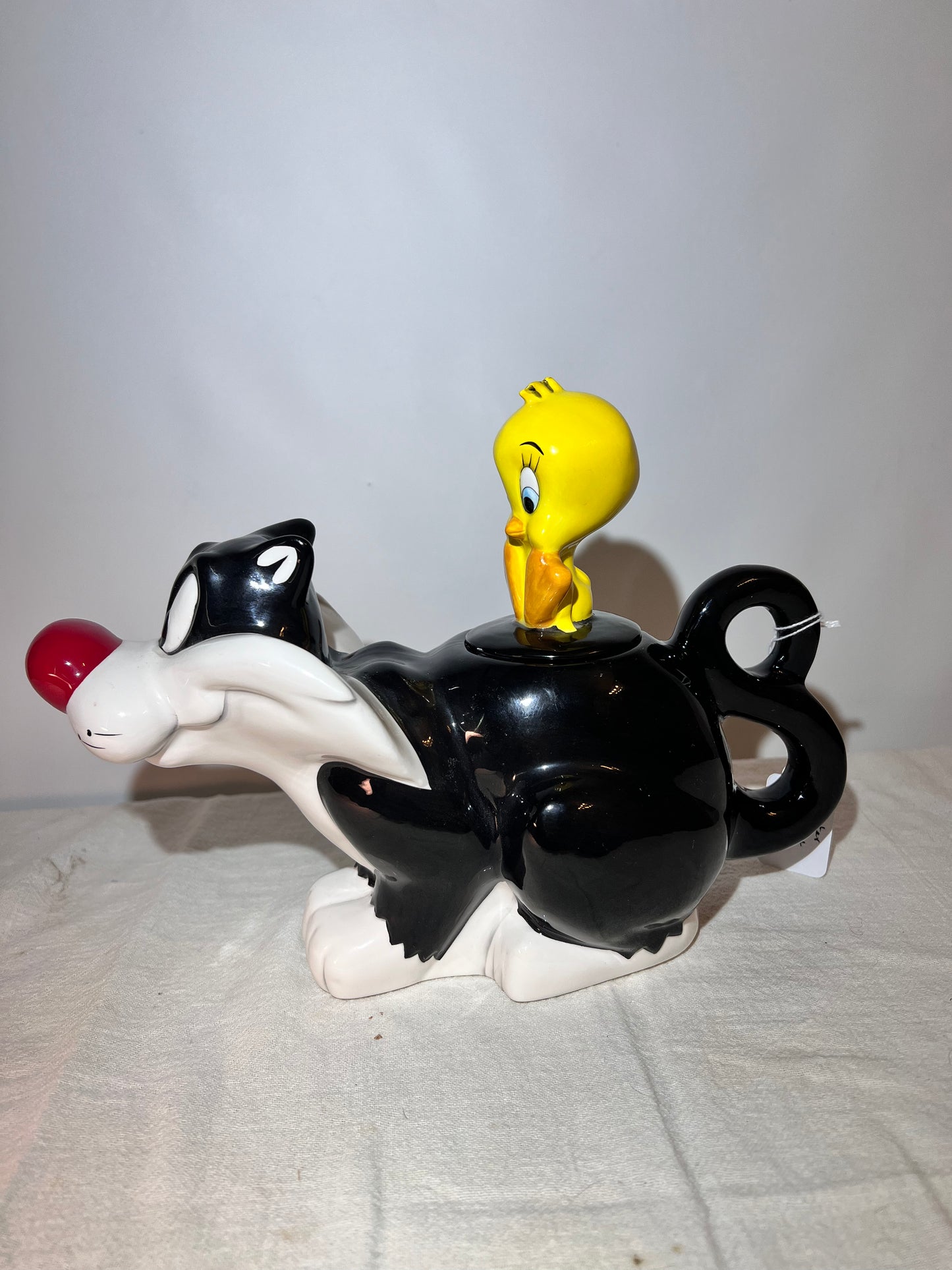 Sylvester and Tweety 8 inch teapot-Looney Tunes-Warner Brothers 1994-small chip on underside of lid