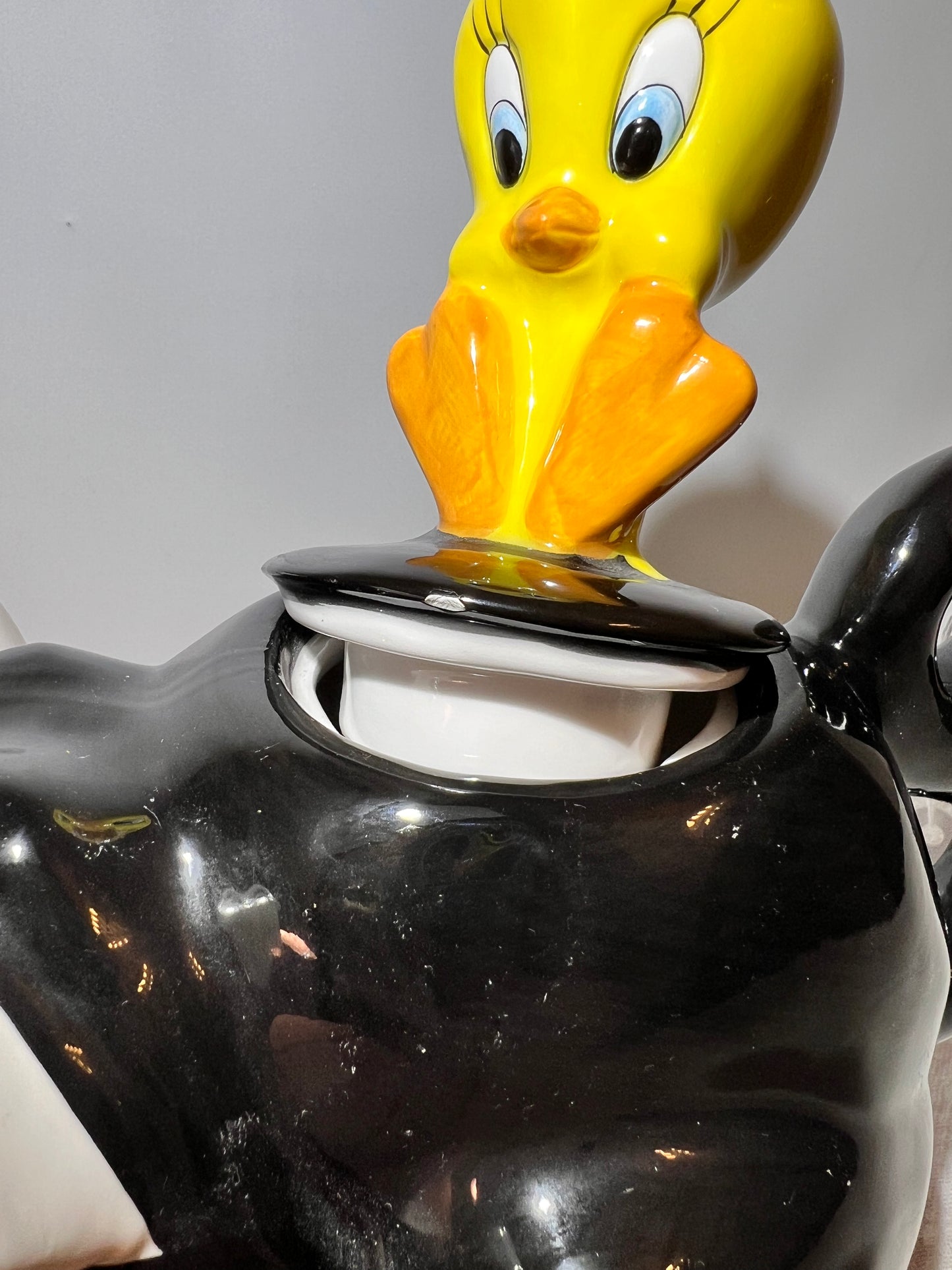 Sylvester and Tweety 8 inch teapot-Looney Tunes-Warner Brothers 1994-small chip on underside of lid