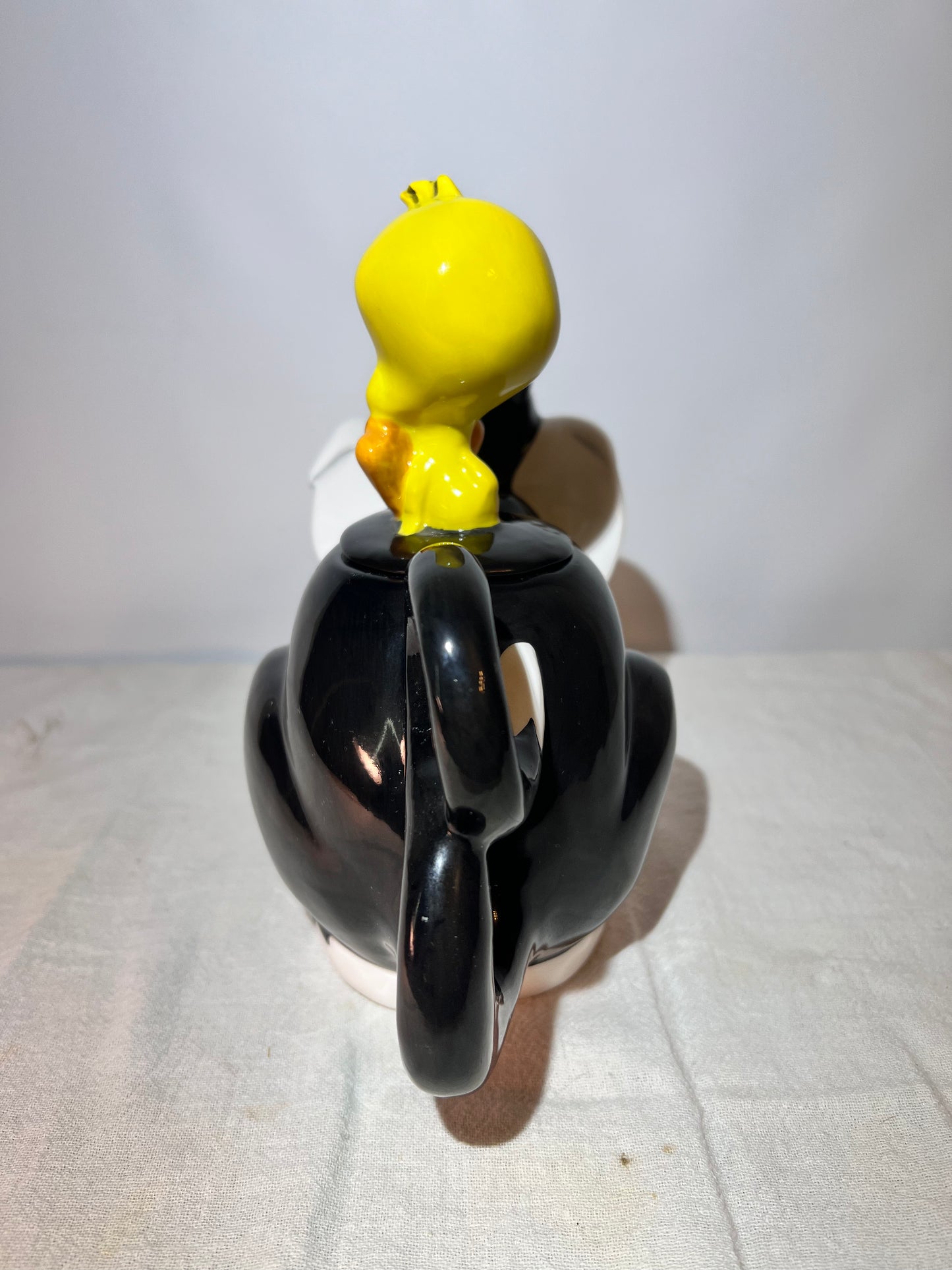 Sylvester and Tweety 8 inch teapot-Looney Tunes-Warner Brothers 1994-small chip on underside of lid