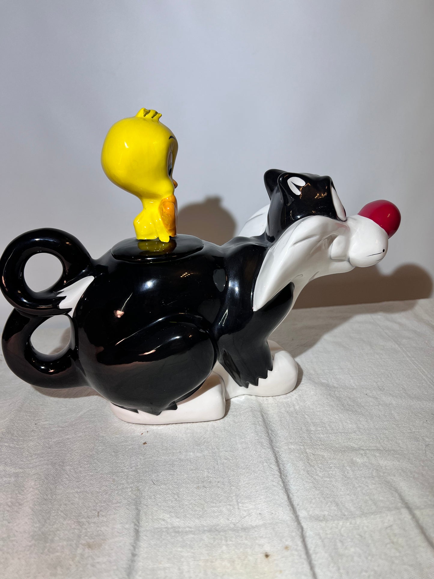 Sylvester and Tweety 8 inch teapot-Looney Tunes-Warner Brothers 1994-small chip on underside of lid