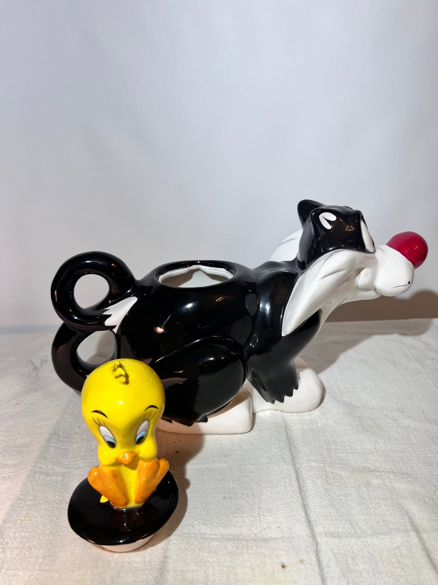 Sylvester and Tweety 8 inch teapot-Looney Tunes-Warner Brothers 1994-small chip on underside of lid