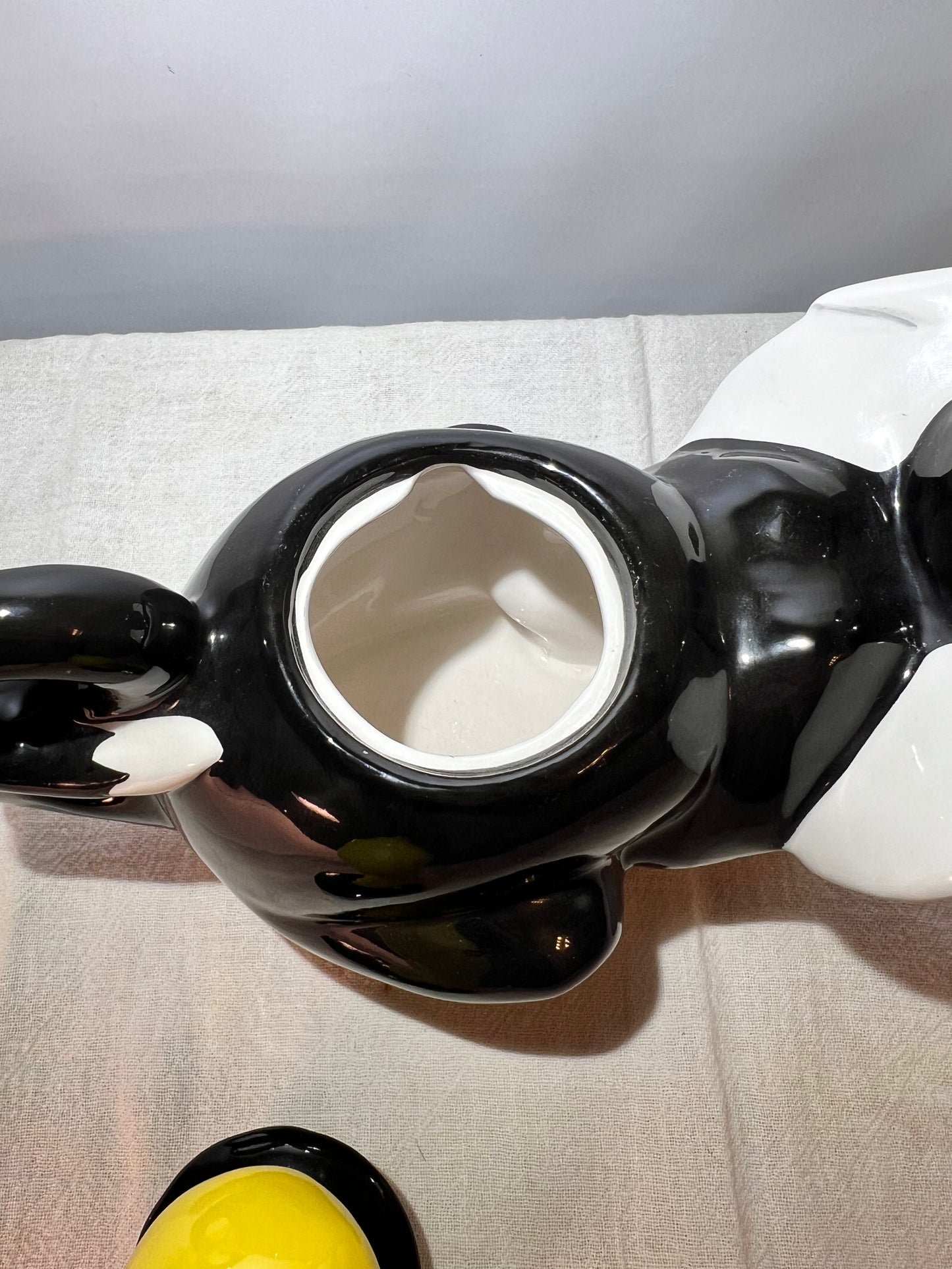 Sylvester and Tweety 8 inch teapot-Looney Tunes-Warner Brothers 1994-small chip on underside of lid
