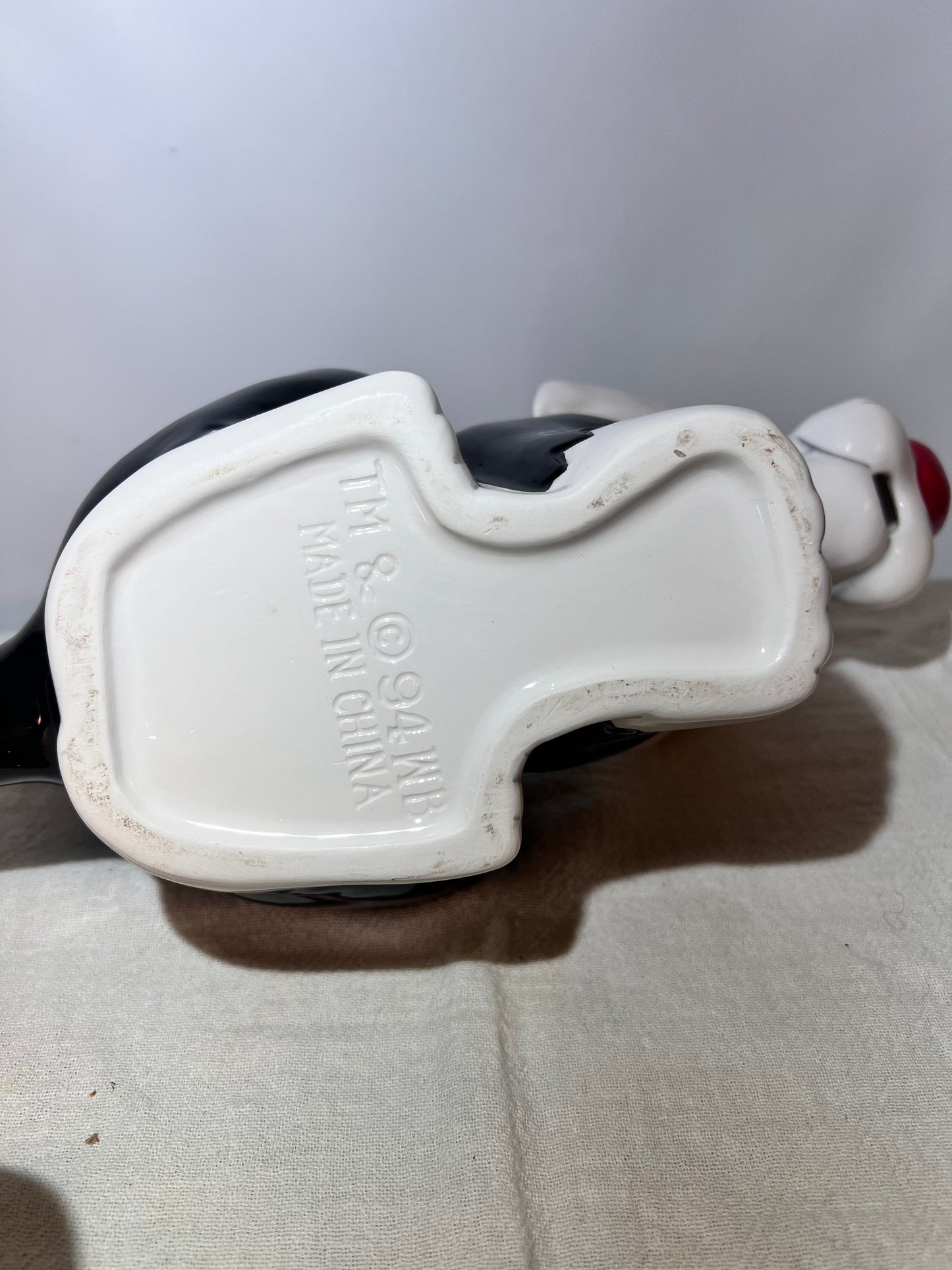 Sylvester and Tweety 8 inch teapot-Looney Tunes-Warner Brothers 1994-small chip on underside of lid