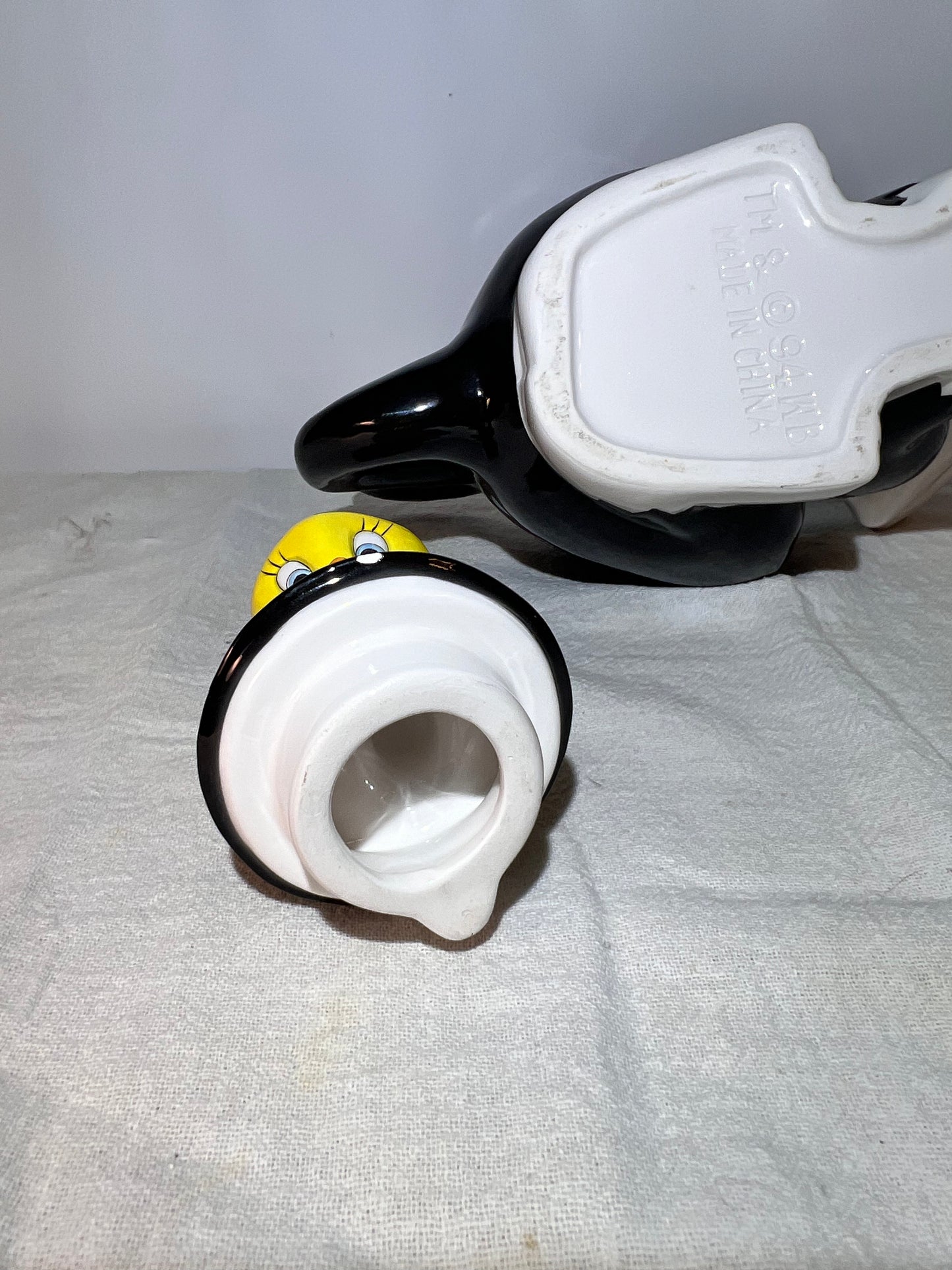Sylvester and Tweety 8 inch teapot-Looney Tunes-Warner Brothers 1994-small chip on underside of lid