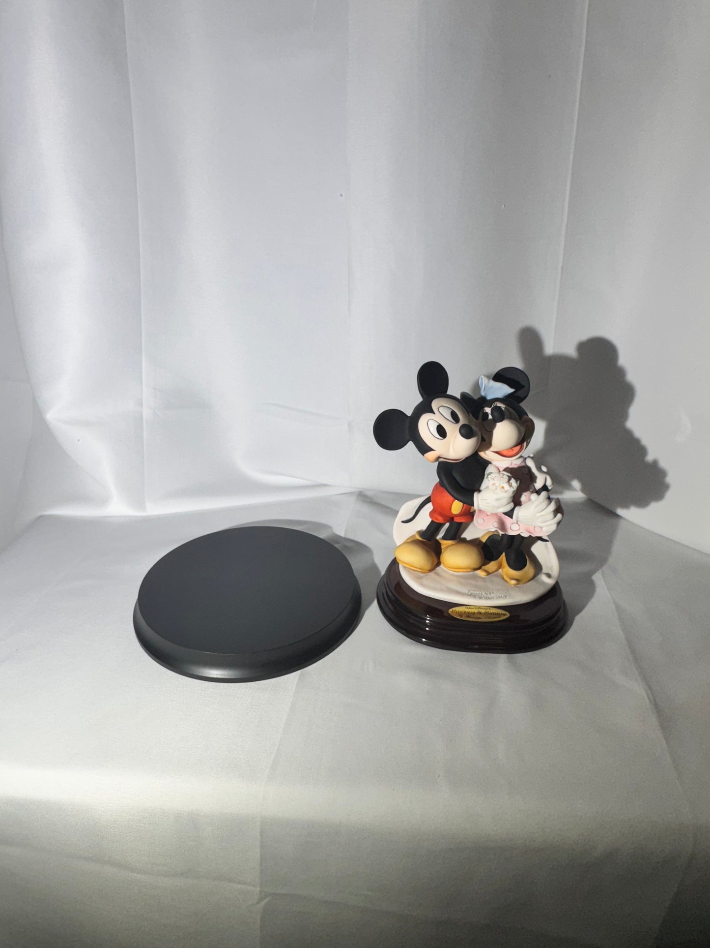 Mickey and Minnie Mouse - Florence Figurine- limited edition 533/2003 - certificate of authentication & podium- Disney- France
